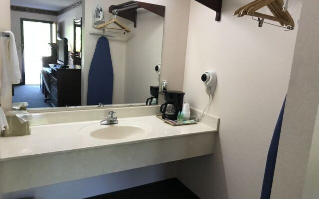 Clairmont Inn & Suites Warren