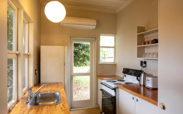 Iona Cottage - Akaroa Holiday Home – Guest Rooms – Akaroa