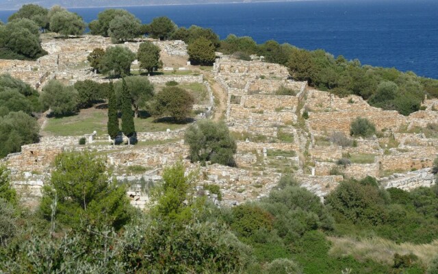Home With Small Pool Near Athens, Easily Accessible by Public Transport