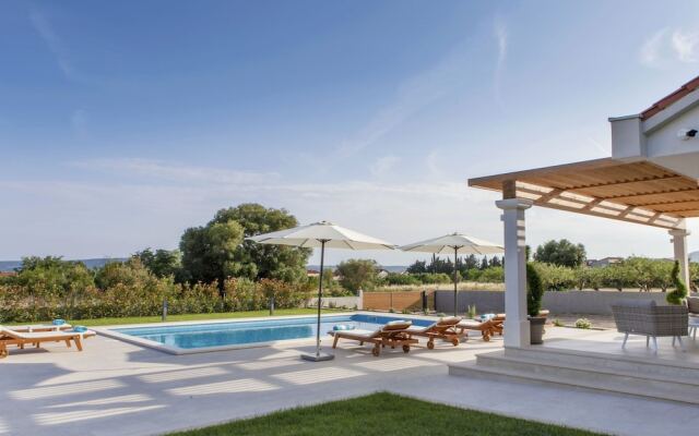 Modern Villa in Kaštel Novi With Private Pool