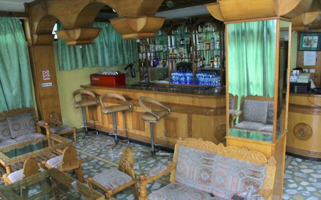 Yonas Hotel