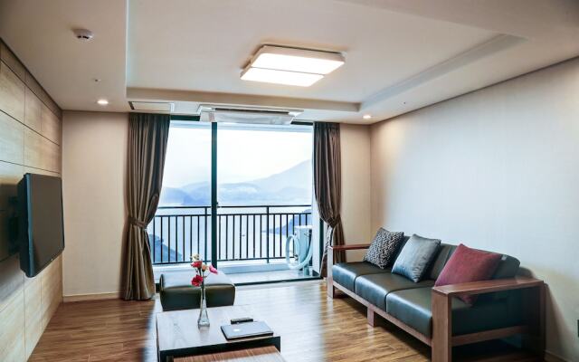 Cheongpung Resort Hill House