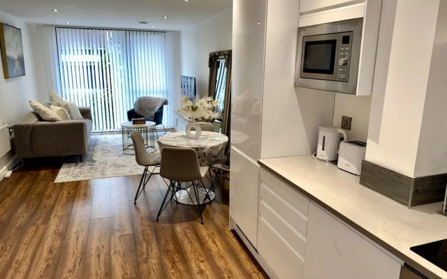 Stylish 2-bed Apt-private Parking-10mins to Centre