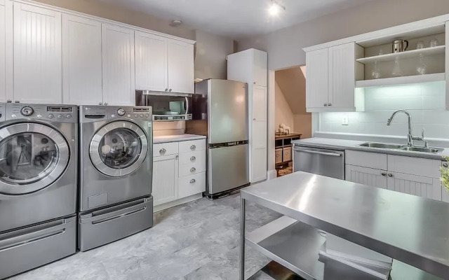 Applewood Suites - 4 BDRM Danforth House