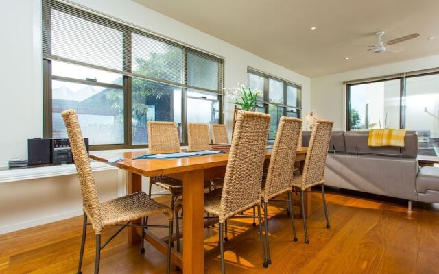 'Rolling Waves 2' on Ocean Drive