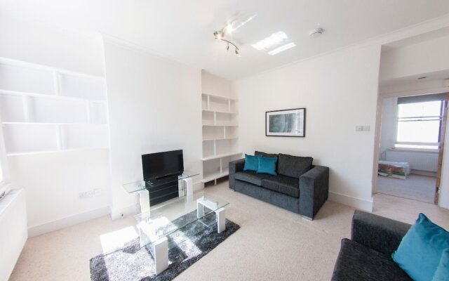 Modern 2 Storey 2-bedroom Flat , Sleeps 6