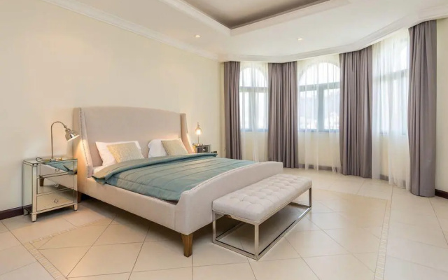 Palm Jumeirah Villa in Frond O by Deluxe Holiday Homes