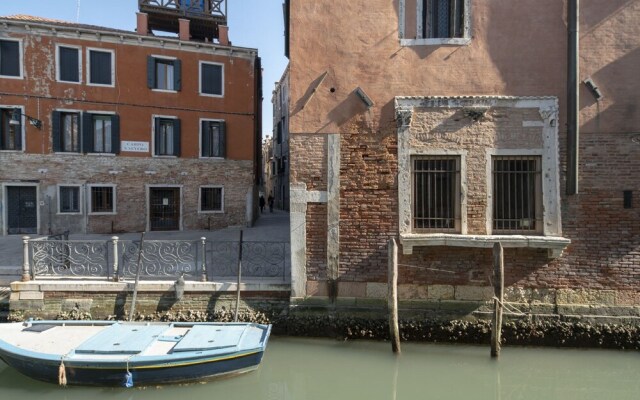 Apartments in San Marco with Canal View