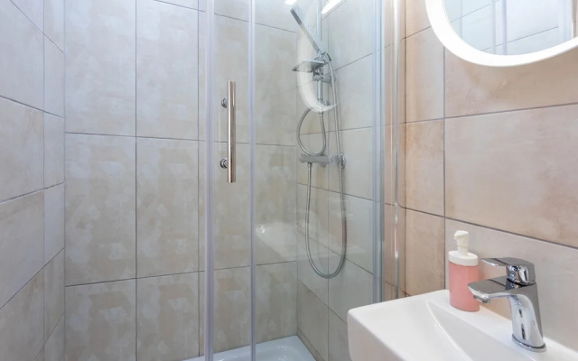 Bright and Cozy Duplex Near City Center