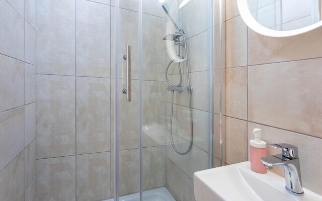 Cozy and Bright Duplex Near City Center