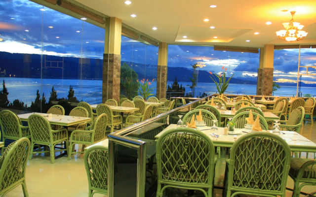 Danau Toba International Cottage