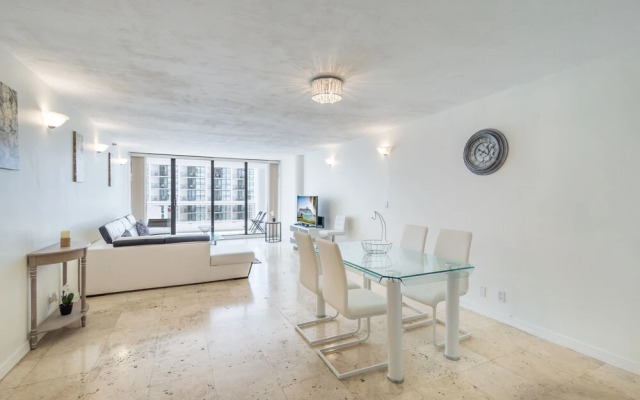 The Grand Condos by Edgewater One IR