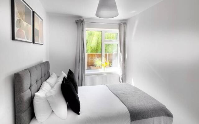 Sunninghill Village - 2 Bed - Parking and garden