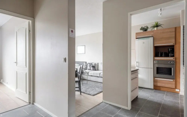 1BR Apt and Balcony next to Railway Station
