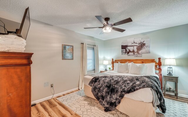 Downtown Gatlinburg Condo w/ Mountain-view Balcony