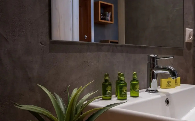 101m² Renovated Apartment in Koukaki