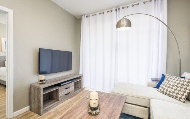 New Vista Cay Lyrica Near Pool Minutes to All Parks and Convention Center