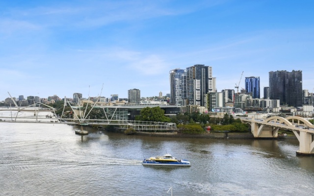 Central Brisbane Studio With Stunning River Views