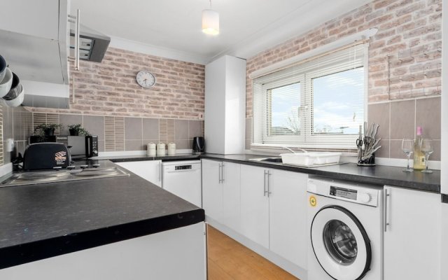 Three Bedroom Apartment by Klass Living Serviced Accommodation Coatbridge - Berwick Apartment With WiFi &Parking