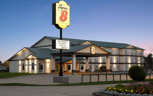 Super 8 by Wyndham Swan River MB
