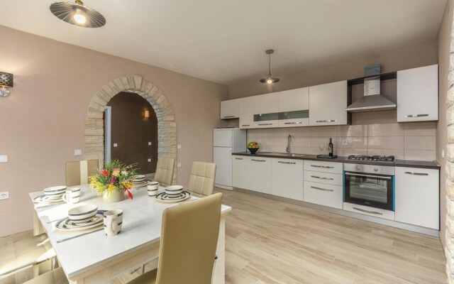 Beautiful Home in Katun With Wifi and 3 Bedrooms