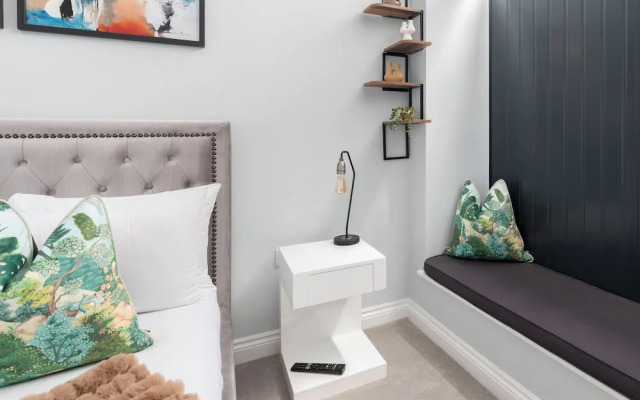 Elliot Oliver - Stylish 2 Bedroom Town Centre Apartment