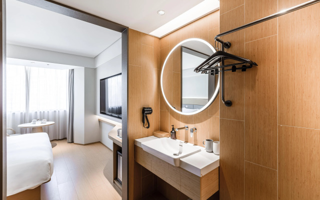 Ji Hotel (Shanghai Lujiabang Road Metro Station)