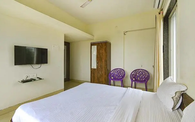 Fab Hotel Golden Leaf
