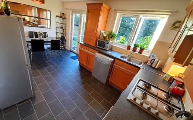 2bed Guest Wing - Charming Glasgow Villa - off M8 M80