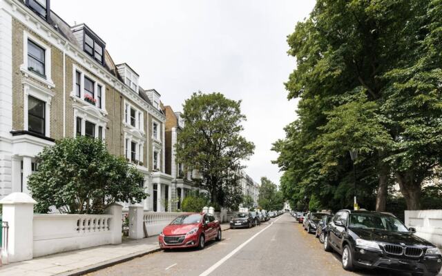 Entire Home: Chic & Cheery 1bed in Shepherd'S Bush