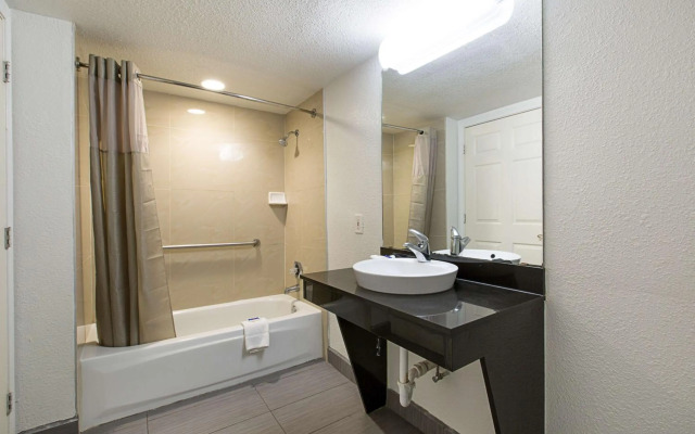 Motel 6 Dallas, TX - Market Center