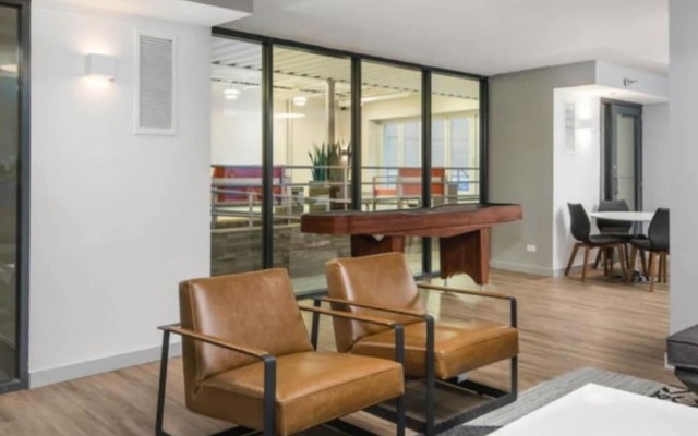 The Gulfstream - Vibrant Studio Heart of Downtown