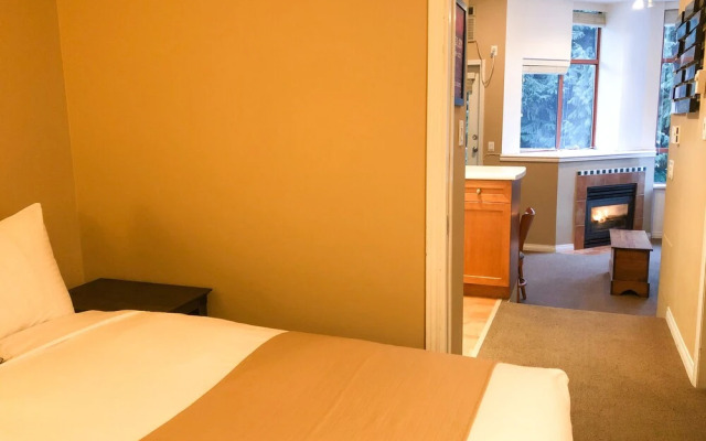 Alpenglow Lodge by MountainView