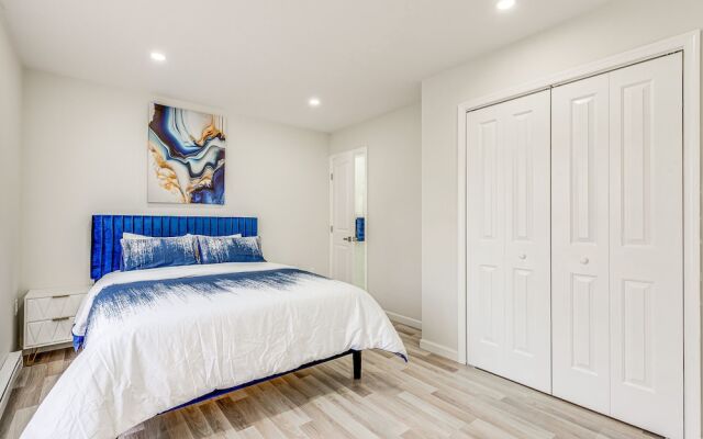 Chic Coolbaugh Township Getaway w/ Hot Tub!