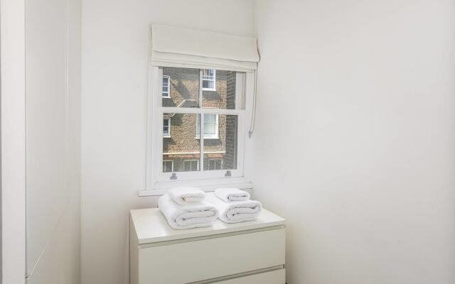 Stunning 2BR Home in West Kensington W/balcony