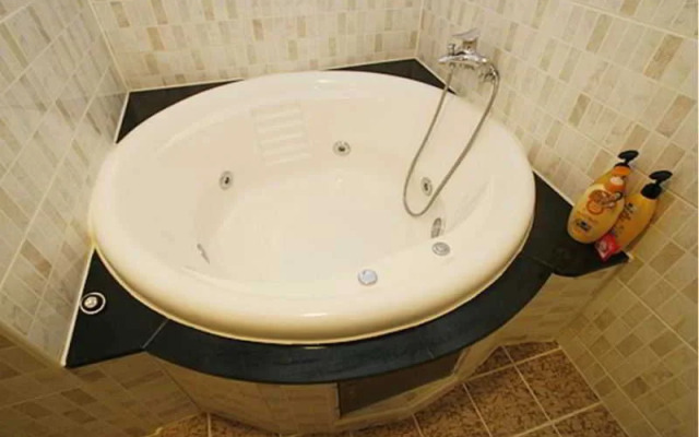 Two Be In Tourist Hotel