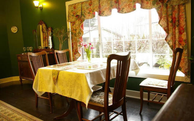Holmesdale House Bed and Breakfast
