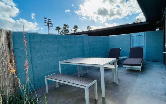 Walkable OTS Mid Century Condo-Pool