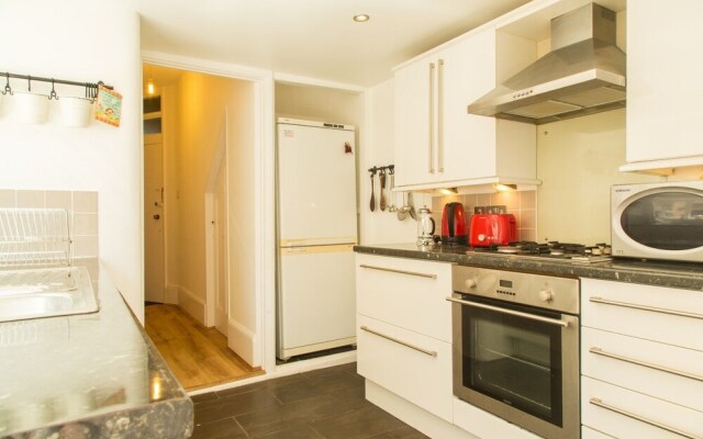 Bright and Spacious 1 Bedroom Flat With Garden