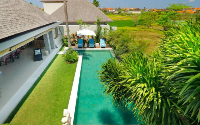Luxury Private Villa, 4 BR, Canggu w/ Staff