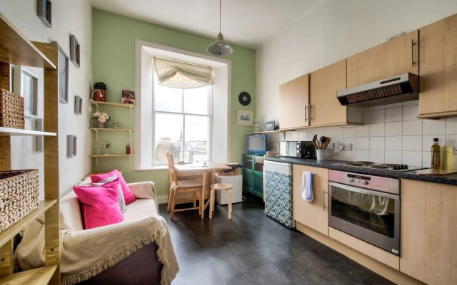 Bright And Central Flat, Directly Facing The Usher Hall