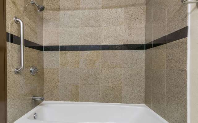 Super 8 by Wyndham Beaumont I-10 South/College St