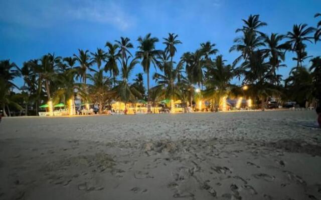 Lovely Beachfront 2 bedrooms condo with 2 pools