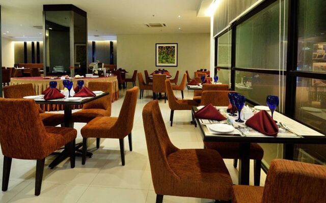 Holiday Villa Hotel & Suites