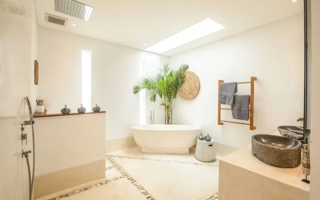 Coastal Comfort: Cozy 4BR Villa, 5 Min Walk to Finns Beach