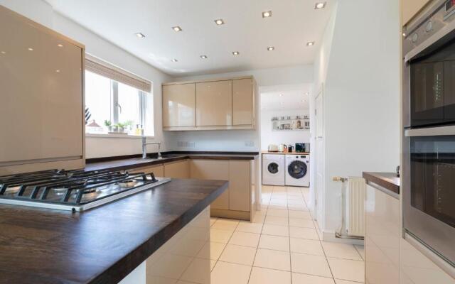 Modern Three Bedroom Home in Gloucester with Hot Tub