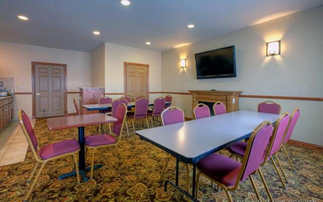 Country Inn & Suites by Radisson, Forest Lake, MN