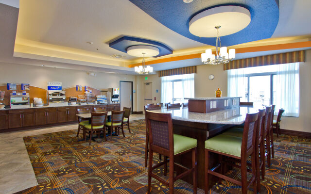Holiday Inn Express Hotel & Suites Denver East-Peoria Street by IHG