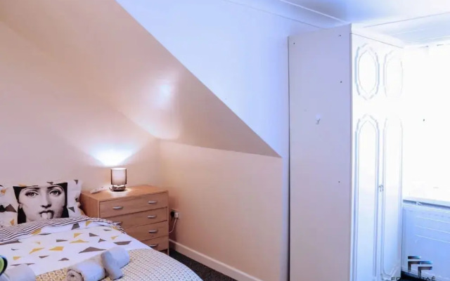 Beautiful 5-bed House Roker Beach