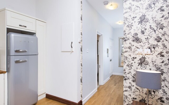 Stylish and Quirky 2BR Maisonette in Fulham